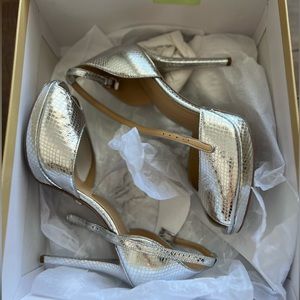 Michael Kors ~ Gently worn, Tiegan Metallic Embossed Leather Size 7.5